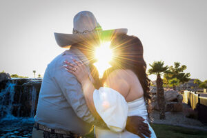 beso novios atardecer boda campestre phoenix